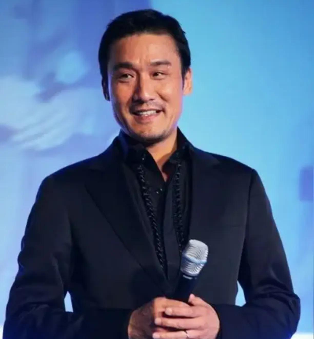 老一辈的香港男艺人的人品真的很好，除了郑少秋以外，基本上都对结发妻子，非常好！其