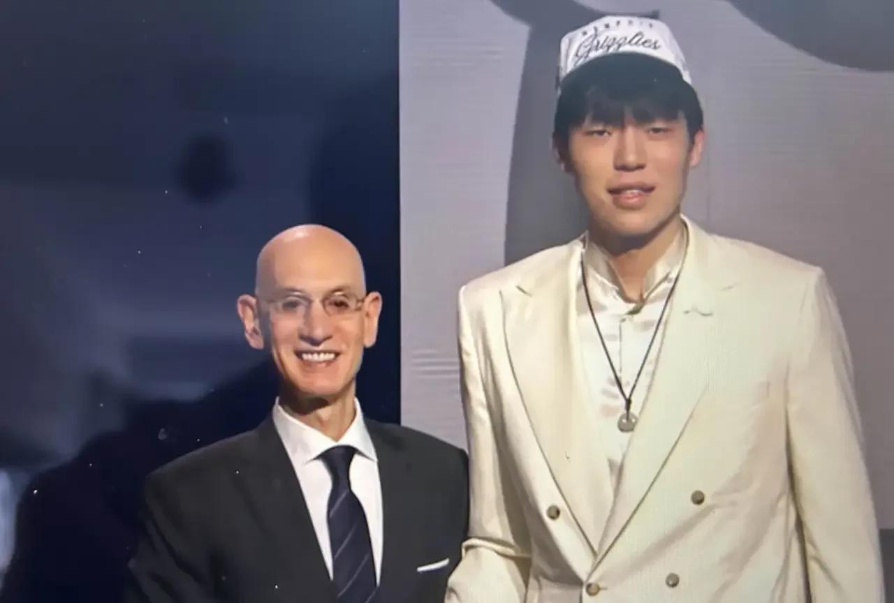 杨瀚森第16顺位被开拓者选中，将创下三大纪录！
1、他是中国球员NBA选秀前四训