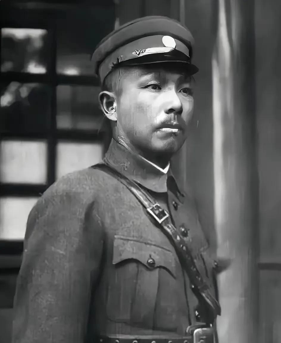 血色风流
1946年贵阳运动会上，杨森因认不出观众席中的女儿引发哄笑，这场闹剧正