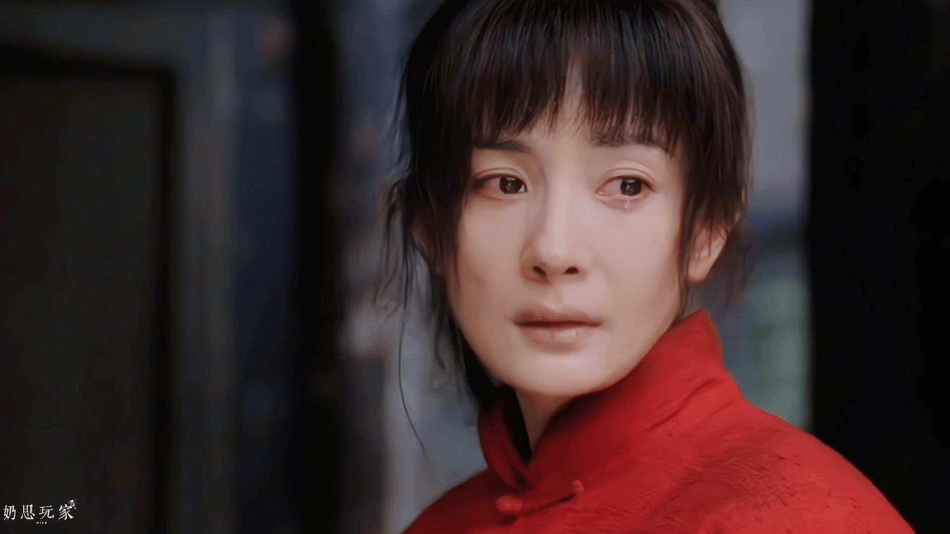 杨幂新剧造型太颠覆了！
在新剧《生万物》里，
她一身大红棉袄、齐刘海造型，素颜，