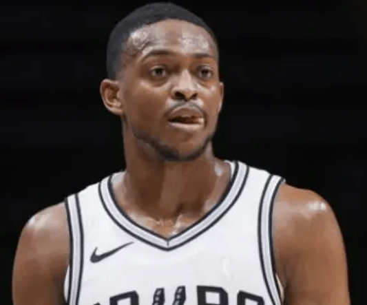 NBA常规赛，勇士vs马刺的比赛已经结束，勇士客场125-120逆转马刺。
全场