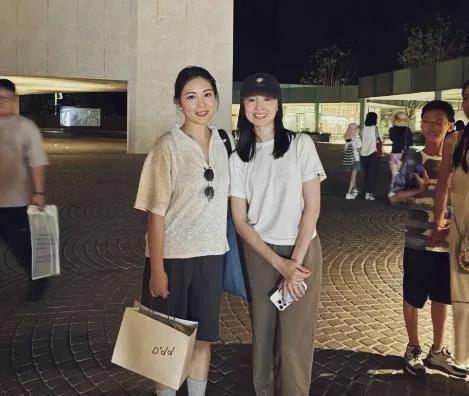 董洁在阿亚那开新店，她前往巡店时，与网友合影，这位靓丽的美女与董洁年龄相仿，都说