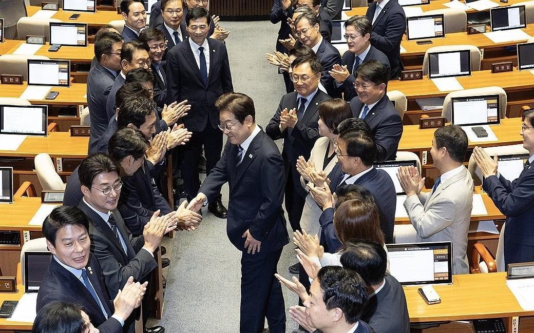 李在明施政支持率飙升！两周上涨9%达62%
据韩媒6月26日报道，四家名店机构开