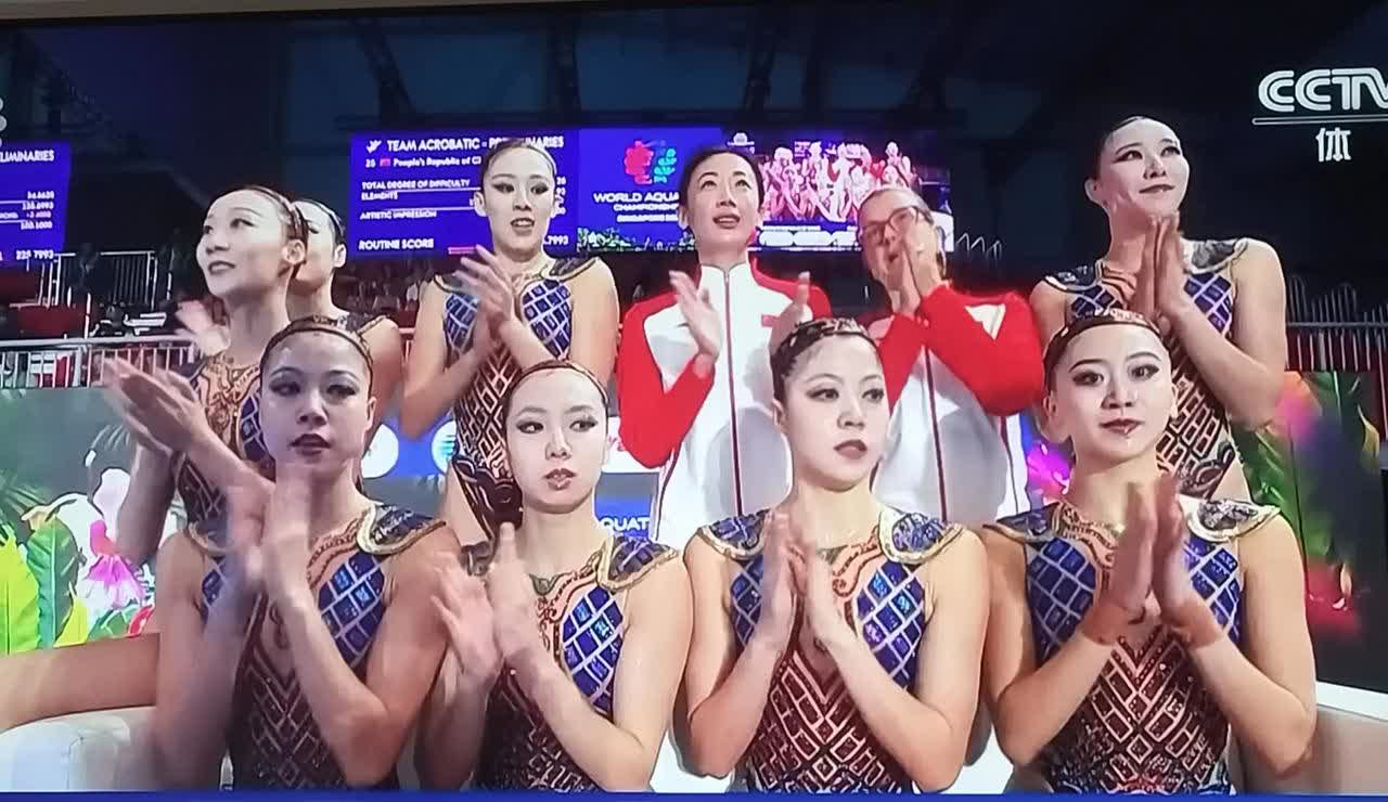 花样游泳女的里面出来个男的。
昨天看了中国花游表演的孙悟空很惊艳。
今天是主