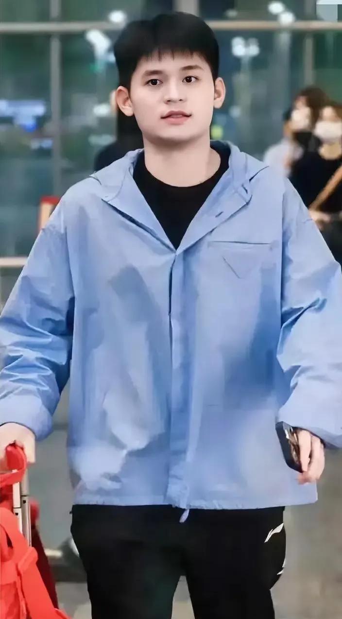 乒乓球队伍出帅哥美女，不信，就往时光的前页翻，是不是一数就是一个班。眼前的这位帅