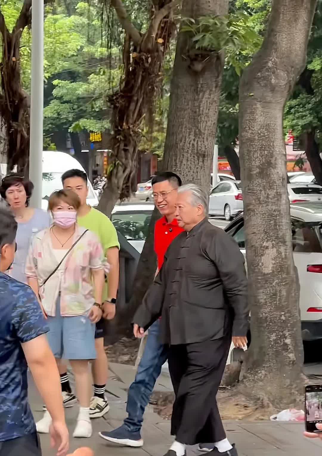 汕头看到洪金宝去吃烧鹅，让人意外的是他竟然不用拄拐杖，坐轮椅。以前天天外出坐轮椅