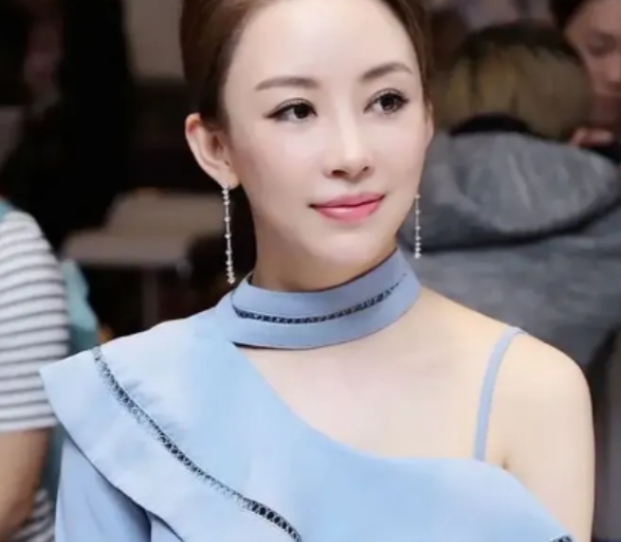 当年，身价10亿的九球天后潘晓婷公开征婚，可是男生们看到择偶条件后却纷纷望而止步