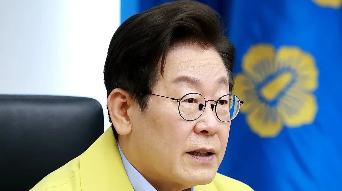 今天上午九点韩国盖洛普民调出炉，李在明支持率为56％，共同民主党支持率44％，国