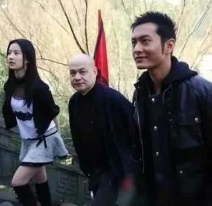 刘亦菲和黄晓明一起陪着的这位是谁啊
