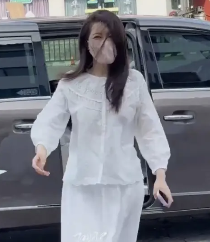 曾黎接车遇冷清场景，笑谈粉丝数量寥寥
