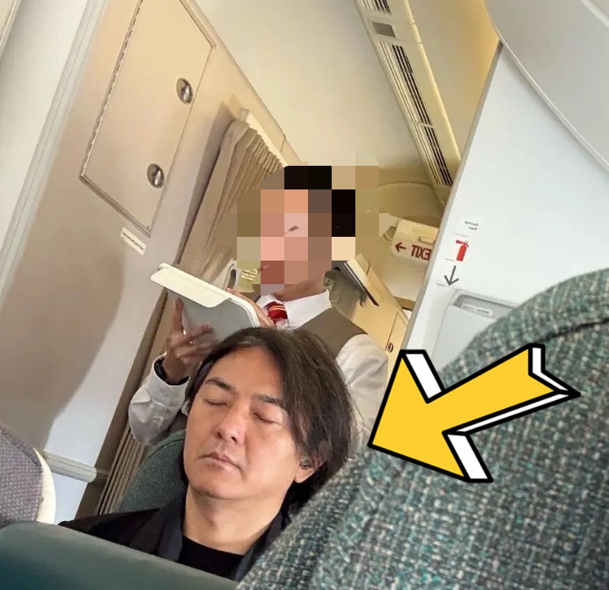飞机上看到一个人，很面熟，忘记叫什么名字