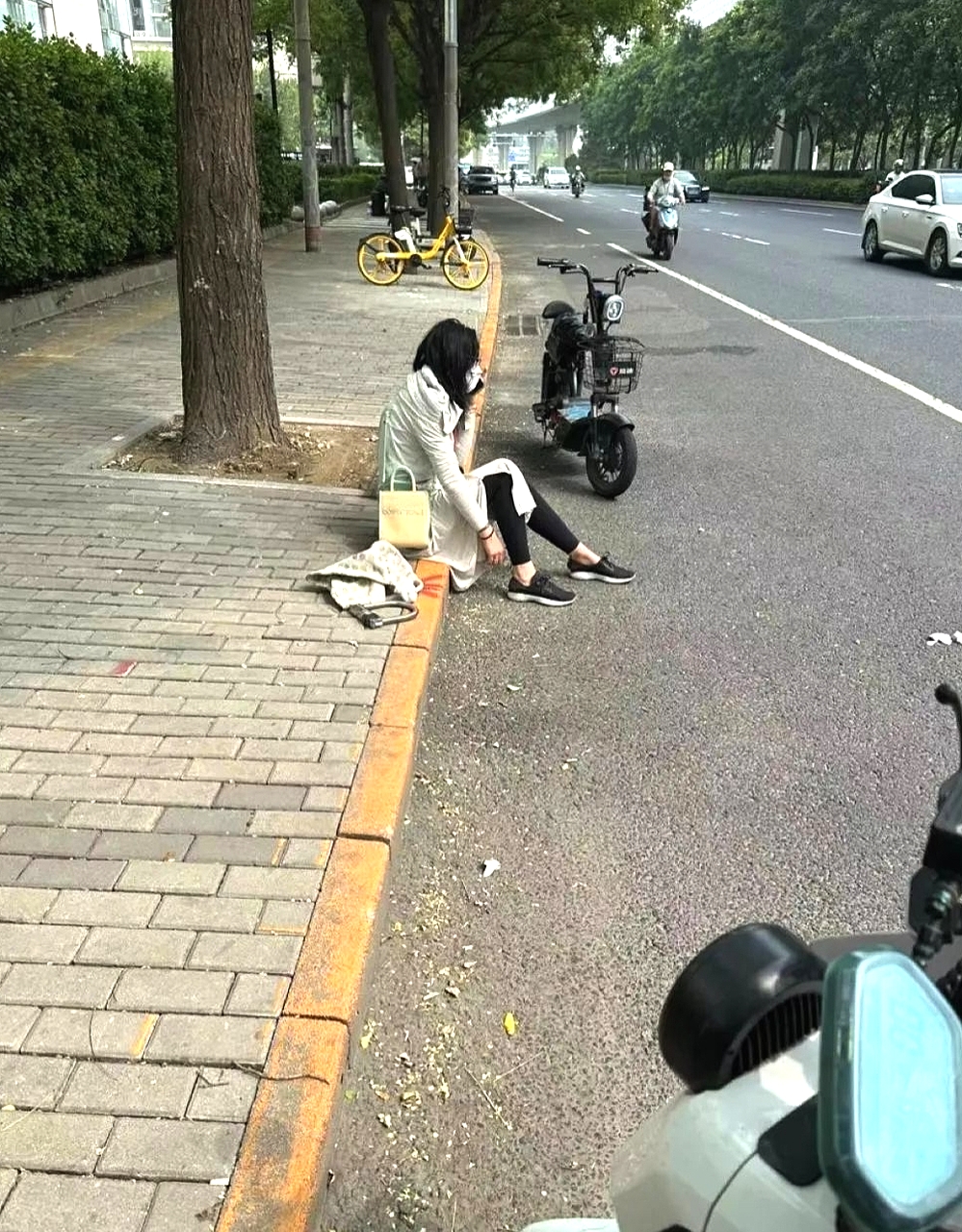 在扶与不扶之间左右摇摆