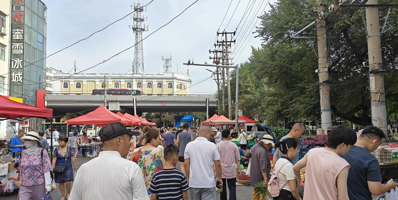 早上逛了一圈司徒街早市，在公滨路辐街地摊买了本贾平凹的小说集，摆摊卖书的是华侨饭
