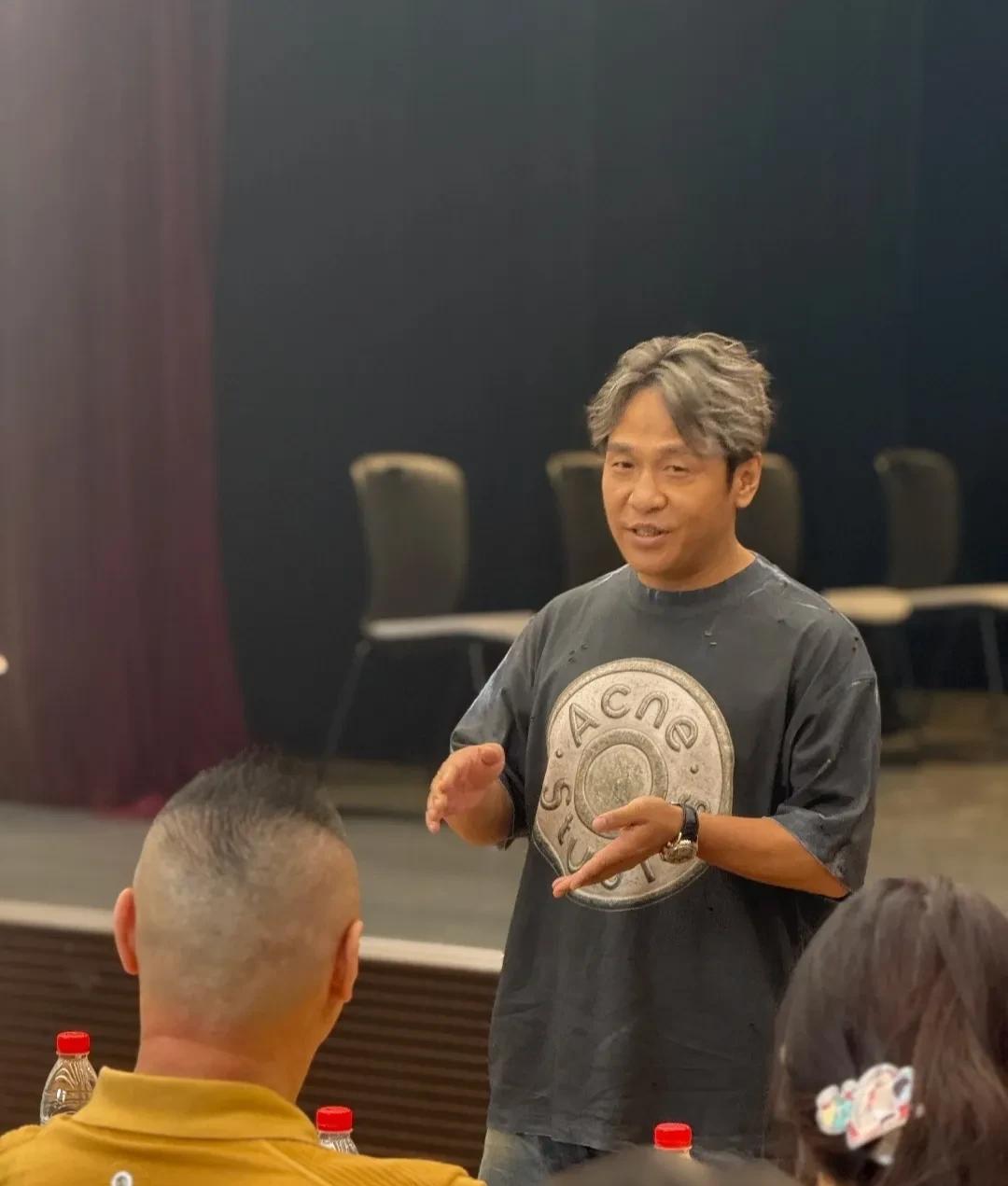 宋小宝现身上戏，他染着一头黄发，肤色偏黑，穿着宽松的T恤牛仔裤，显得个子矮不说，