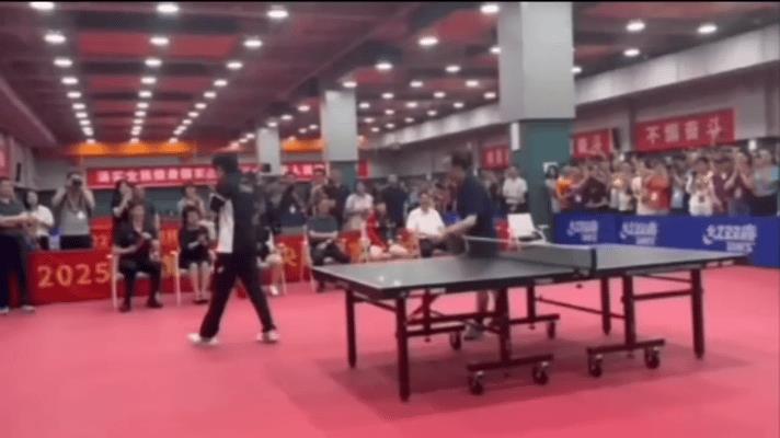 王楚钦坐到莎莎的位置，是王励勤安排的！
昨天有人说什么王楚钦抢座位，非要坐莎莎的