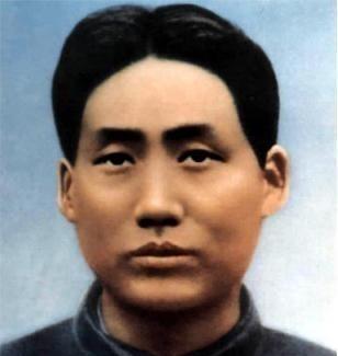 1927年，毛泽东被捕后，在押去处死路上，突然对一名团丁说：“老哥，我腿疼，伤筋