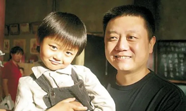 记者问王朔：“您怎么教育女儿？”王朔说：“我跟她说就算你怀孕都别怕，都别跑，在我