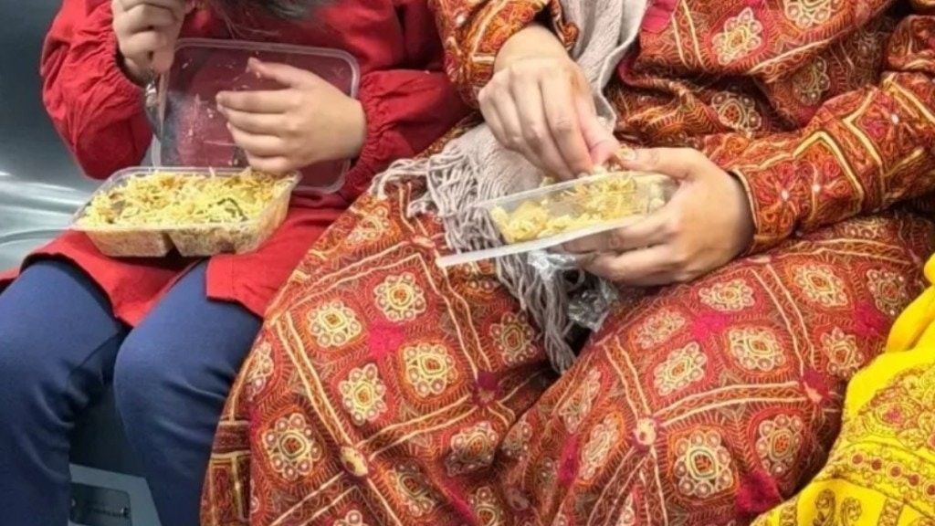 上海地铁车厢多名外籍人士聚餐，手抓饼分享视频引热议