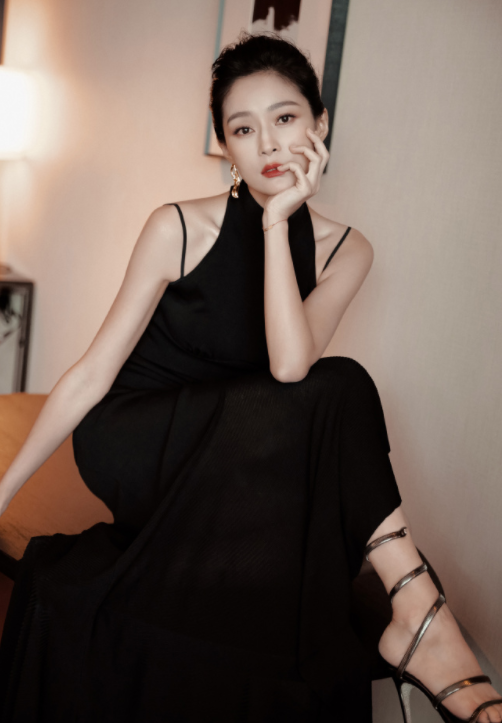 王媛可的纯黑穿搭，这状态真不错的！