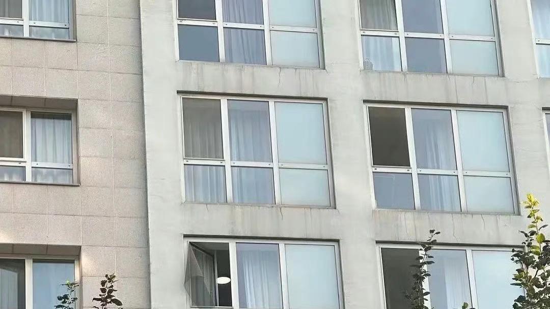 于朦胧坠楼惊现多个疑点：为何在朋友家？为何外窗纱被撕扯？为何口袋有2块名表？