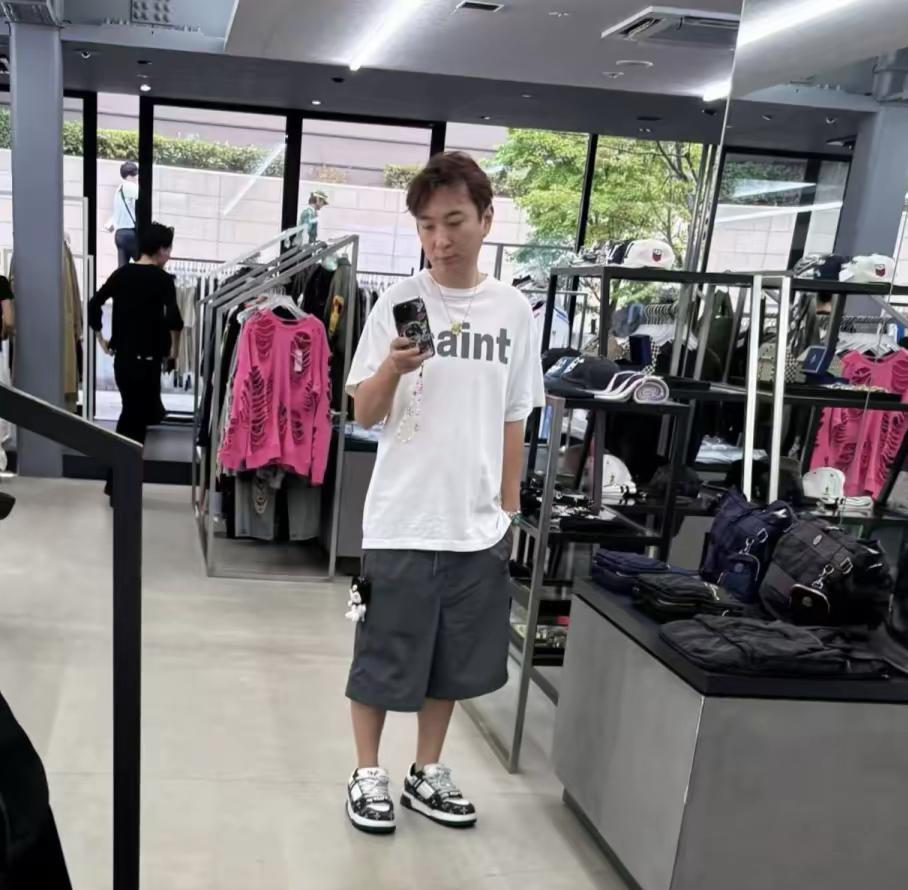 王思聪在北京逛街，穿潮牌也不洋气，37岁看着像47岁……
明明是有钱的太子爷，非