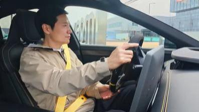 冲上热搜，卡点上班的“雷厂长”：科技大佬的烟火气与千钧担