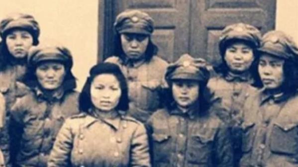 1940年，地下党康乃尔正在茶楼玩牌，一军统美女突然拍了拍他的肩膀，使了个眼色说