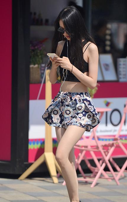 夏天来了，
总是能看到穿着很清凉的美女，
在同性之间，
看来觉得没什么。
今天有