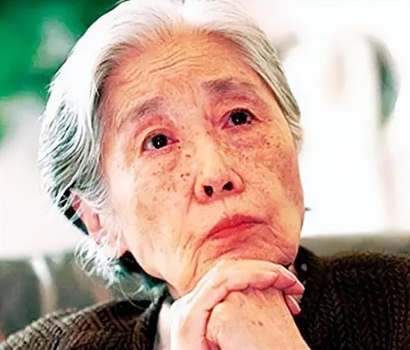 2006年，王光美因病去世。临终前，她突然向女儿刘亭抱拳作揖，虚弱地说：“女儿，