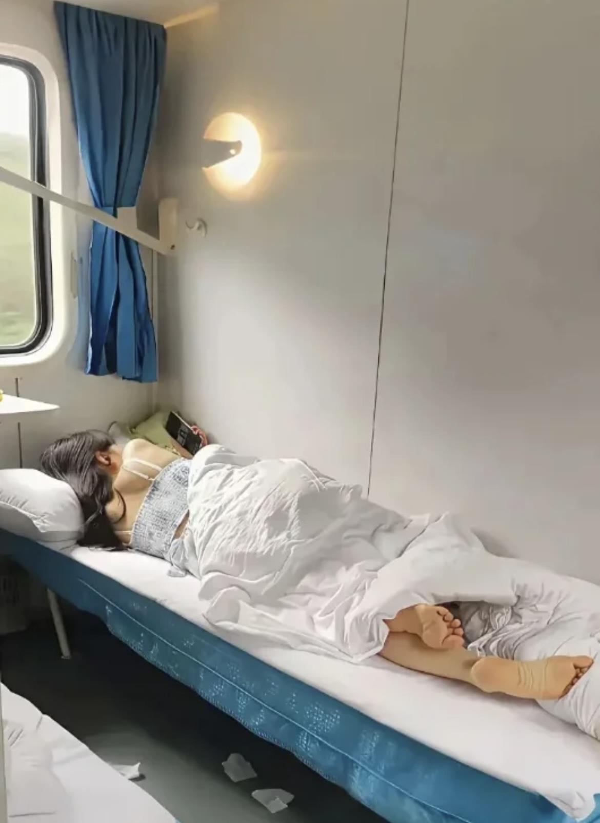 为什么地上这么多纸巾？