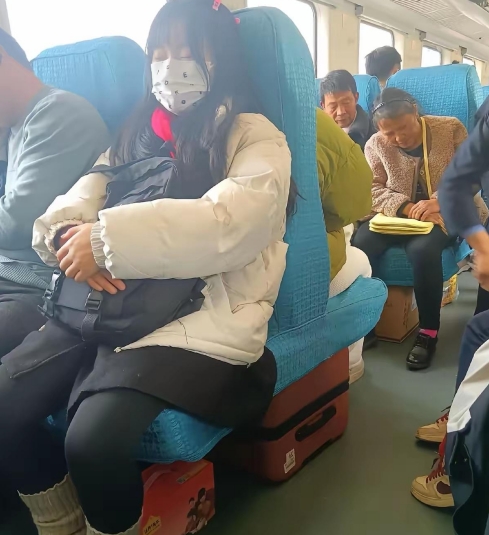 看到我在拍她 直接摘了口罩 我该怎么办