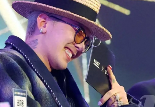 权志龙“Innovate Korea 2024”活动造型超吸睛，牙齿镶宝石绝了