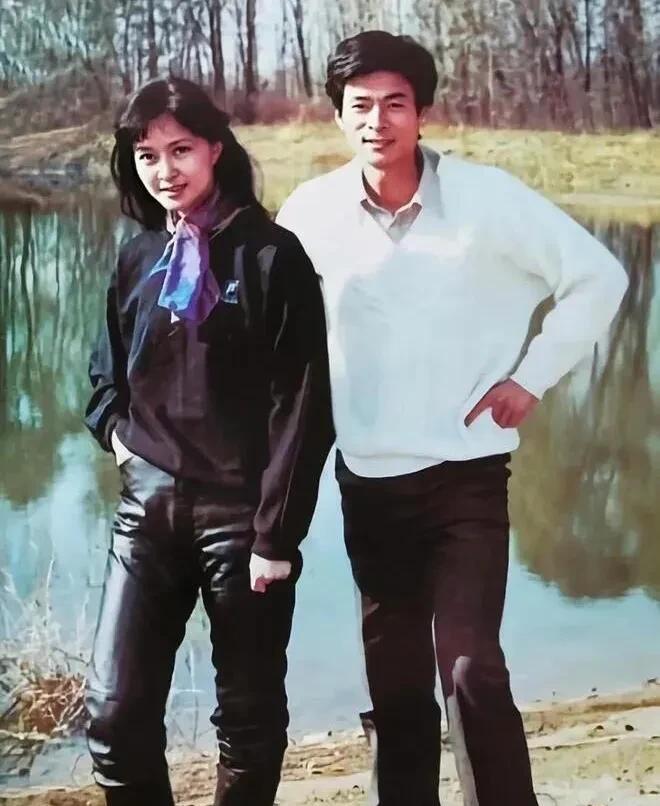 我第一眼把左边的女孩子，认成了韩月乔，她其实是《烈火中永生》里小萝卜头的扮演者方