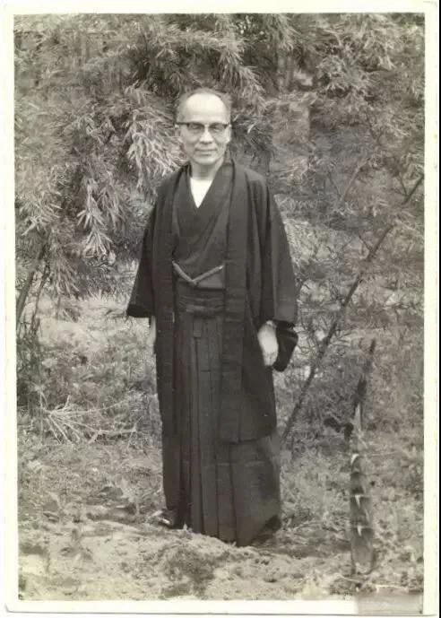 民国第一感情“渣男”胡兰成，他对付女人的套路是这样的：
胡兰成晚年写了一本书名为