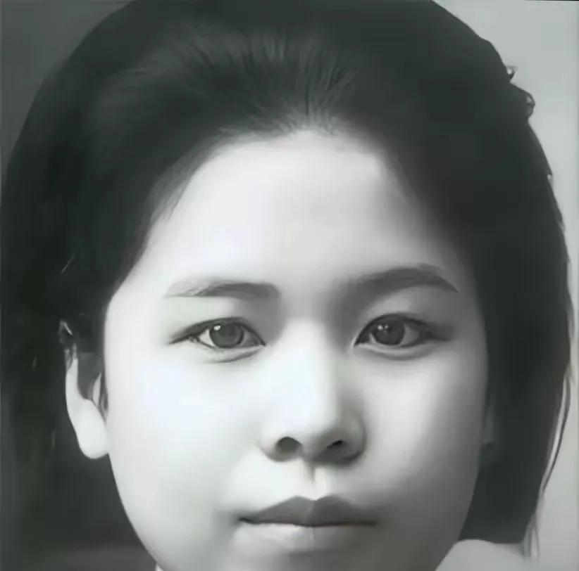 1947年除夕夜，几个特务把杨虎城的妻子谢葆真捆绑在床上。突然，他们将粗大的针头