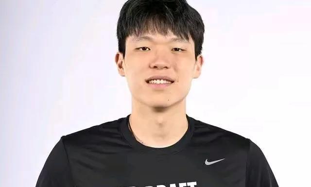 真搞不明白呀！
杨瀚森选秀行情怎么如此的高涨？美媒更是离谱的造势，尤其签约的经纪