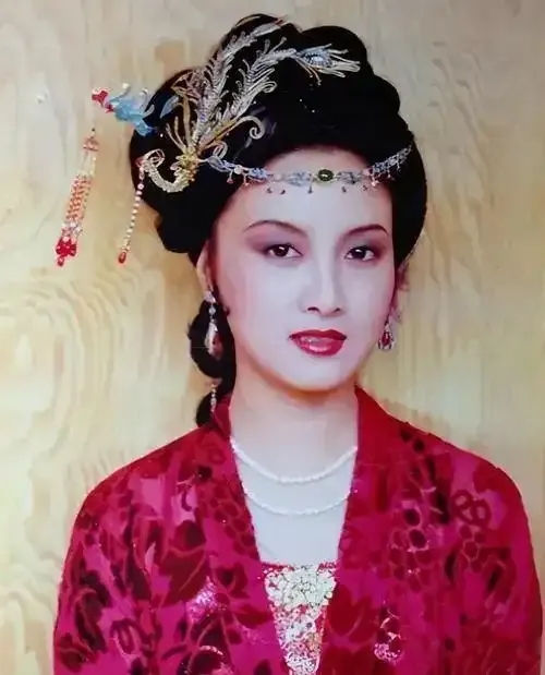 你知道她是谁吗？她是《红楼梦》里王熙凤的扮演者。她把王熙凤演绎得活灵活现。在现实