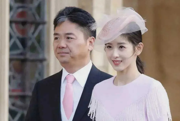 章泽天优雅亮相香港艺术展，气质如兰尽显知性风采。婚姻冷暖自知，两人各自深耕事业版