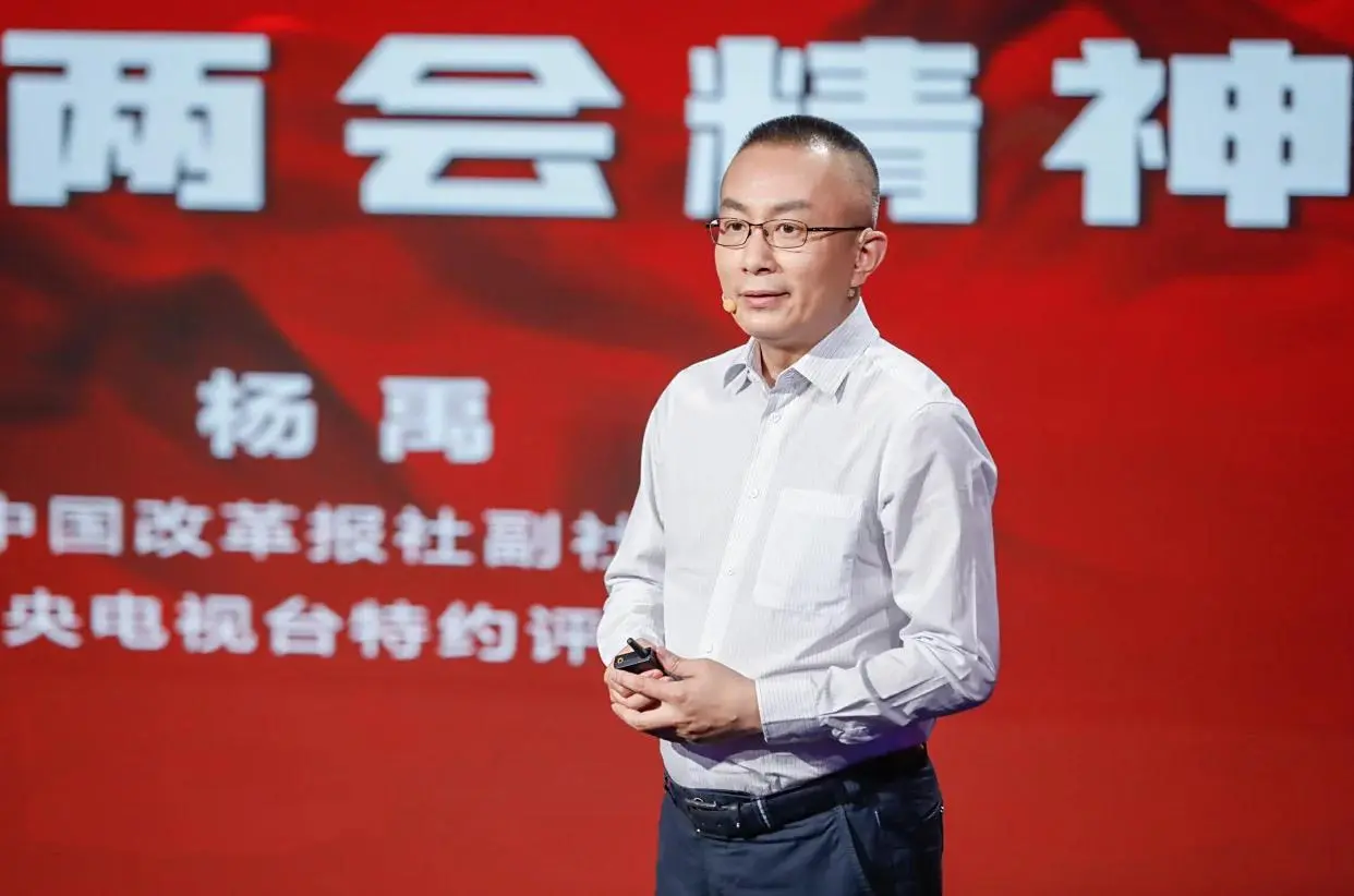 杨禹，曾经的央视评论“五虎将”！
2023年，因为在节目里讲了些让人觉得“空洞”