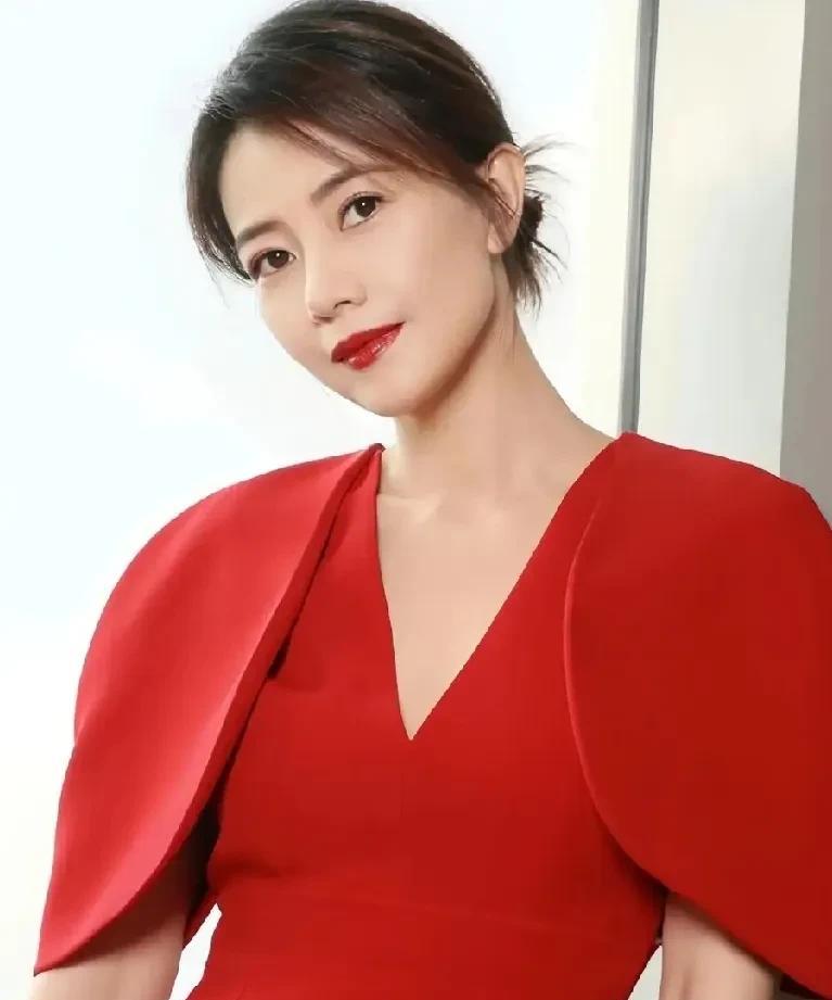 #請欣赏靓丽美女# 
三位美女各具特色，演技颜值都在线，你更喜欢哪一位？
1.高