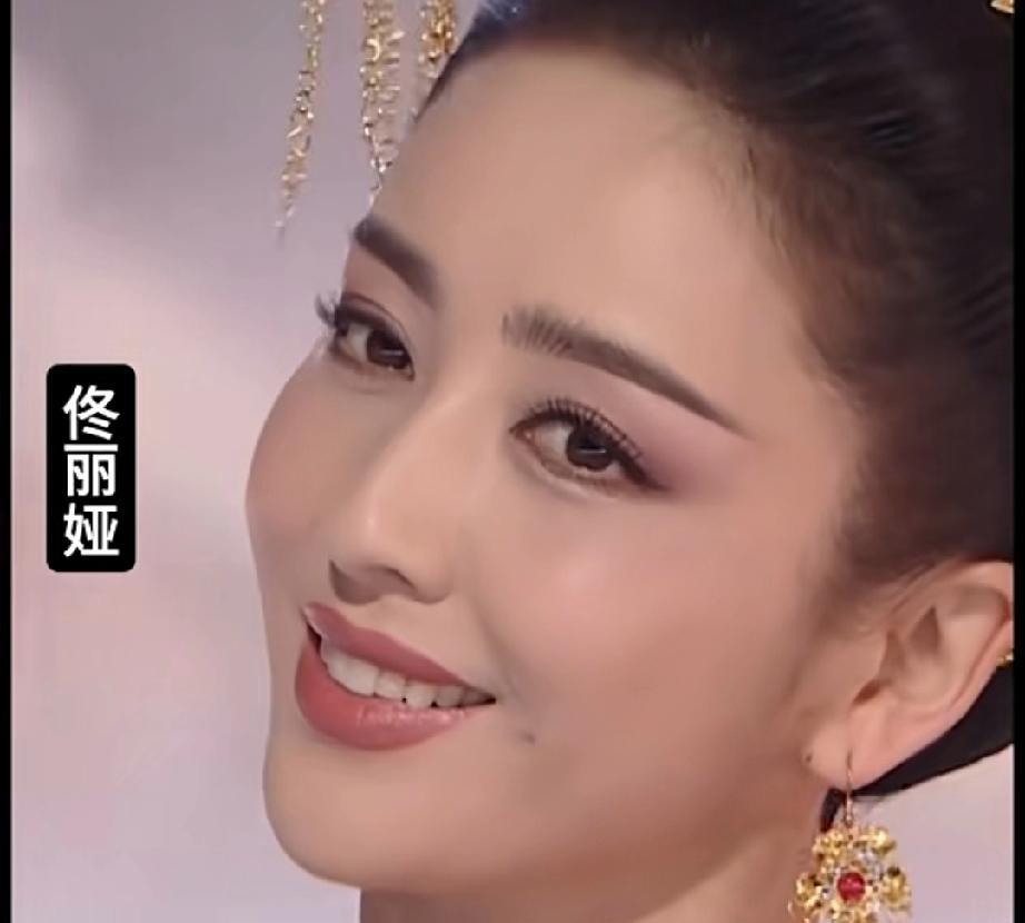 酒窝美女里还是佟丽娅跟许晴，朱珠的酒窝最迷人，笑起来更添妩媚。
特别羡慕人家有酒