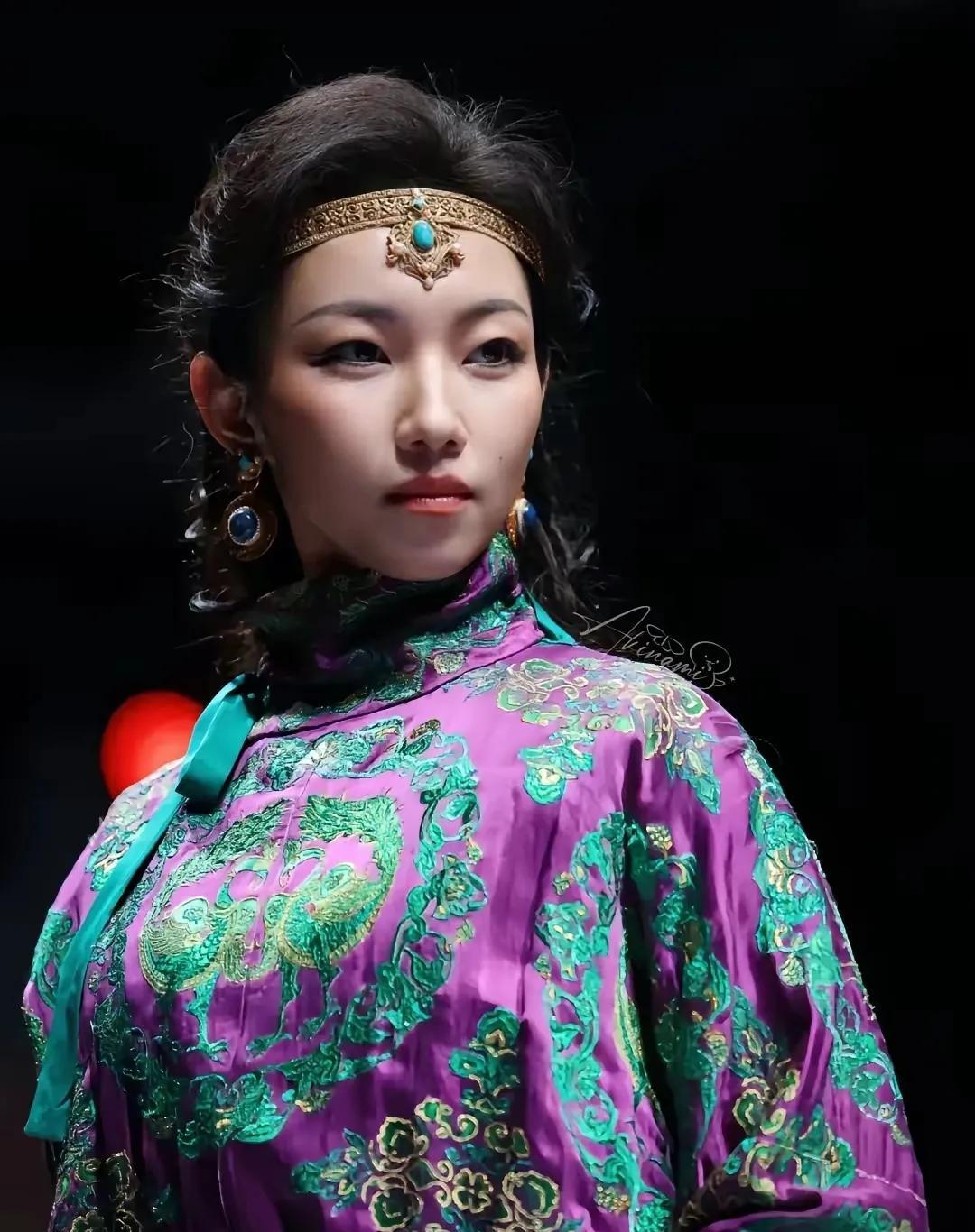 替那尔那茜说两句公道话。我觉得她爷爷奋斗了，福荫了后人，很合理，自古以来哪个朝代