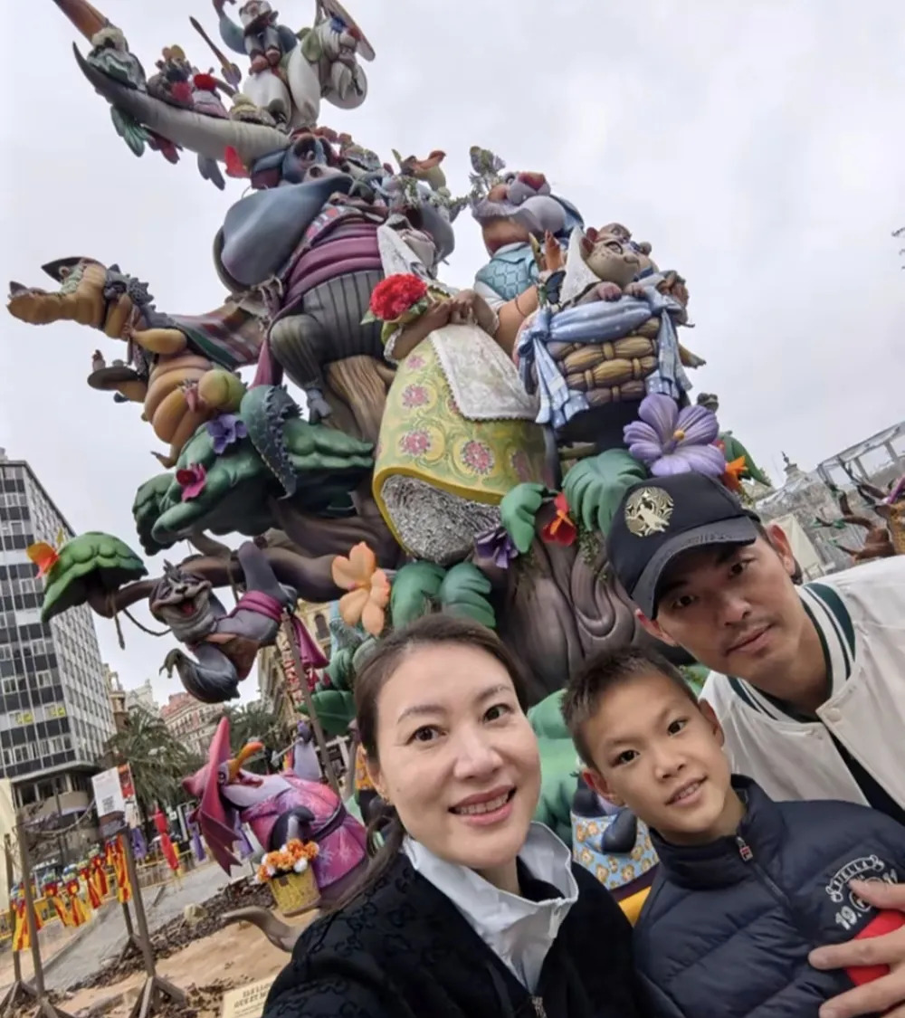 林丹一家西班牙聚会超温馨











我的天哪！不敢相信自己的眼睛！林