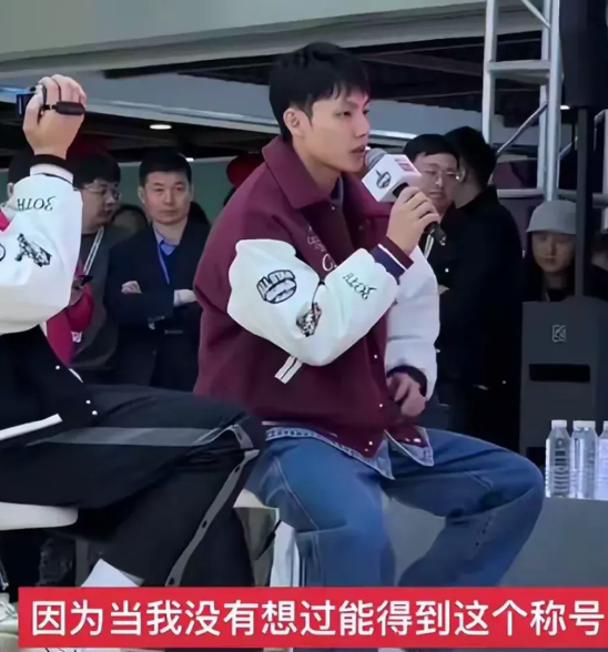辽宁球迷要停止对徐杰的攻击，徐杰压根就没想过一定要去拿什么票王，他只是在享受这个