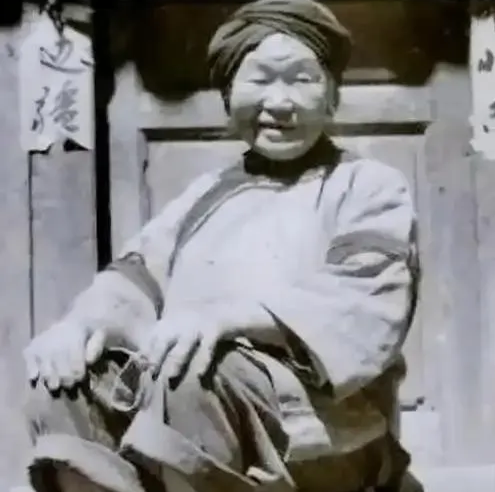 1943年，几个日伪军怀疑一女乞丐是地下党，就强迫她脱衣服检查。突然，女乞丐从包