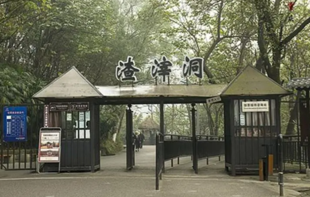 1949年，国民党特务对渣滓洞里的地下党进行大屠杀，刘德彬躲在床下装死，就在他以