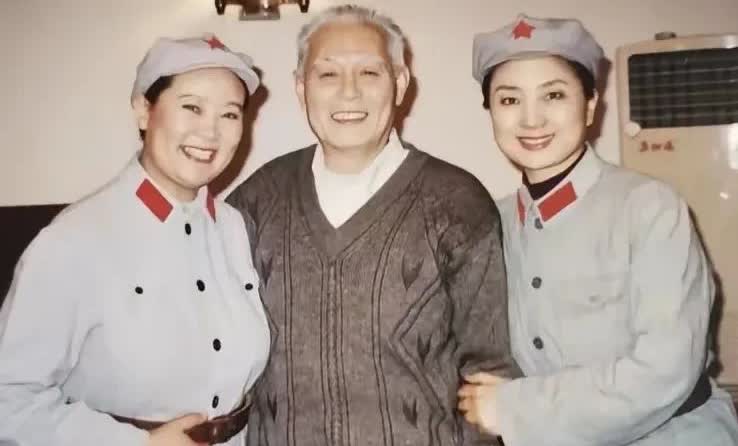 中间这位男士，是八一厂著名老演员张勇手。他左右两位红军打扮的女演员是谁呢？