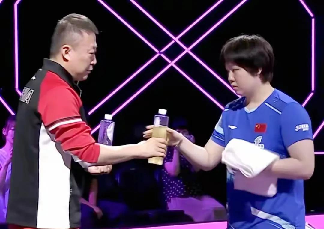 国乒首秀，蒯曼晋级！
横滨冠军赛，国乒首个出场的是蒯曼，对手是韩国美女金娜英。