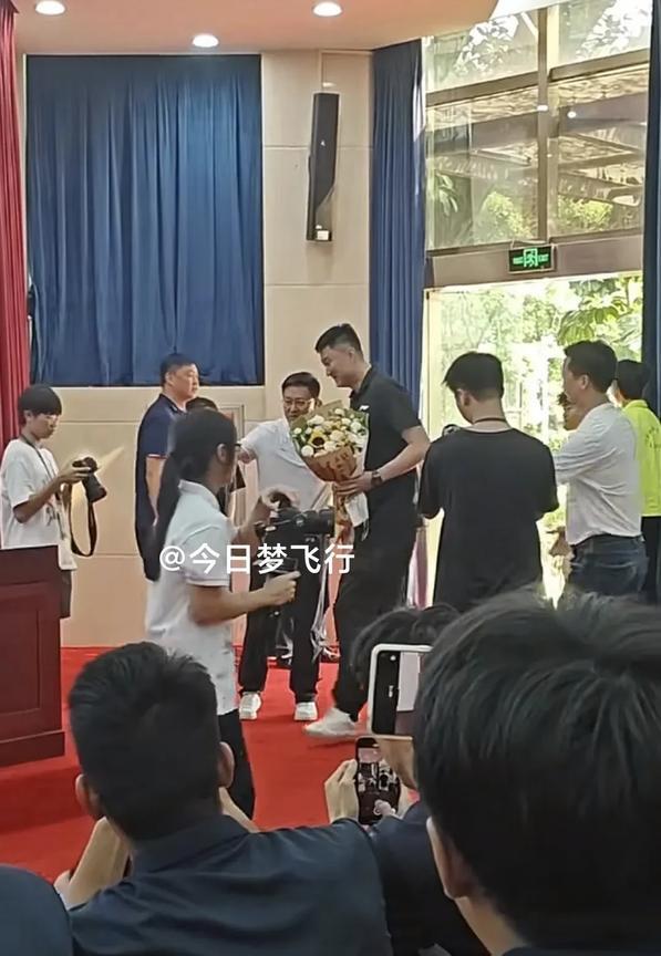 广东队主教练杜锋应邀出席演讲活动！
昨晚赴香港出席“超级工商杯”开幕式活动的广东