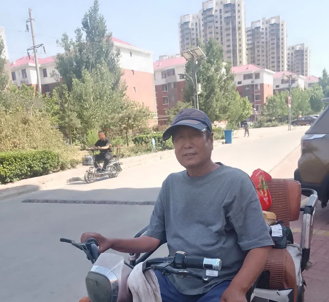 天津市。
夏日，
今天下午三点，
天津最高34度高温，
可以说热很热很热